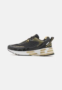 EA7 Emporio Armani Crusher Distance Trail Unisex - Zapatillas - Black/Light Gold